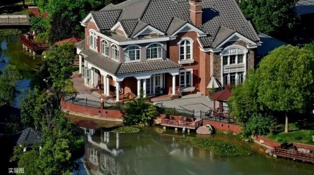 一湖潋天地，，，，一墅悦人生